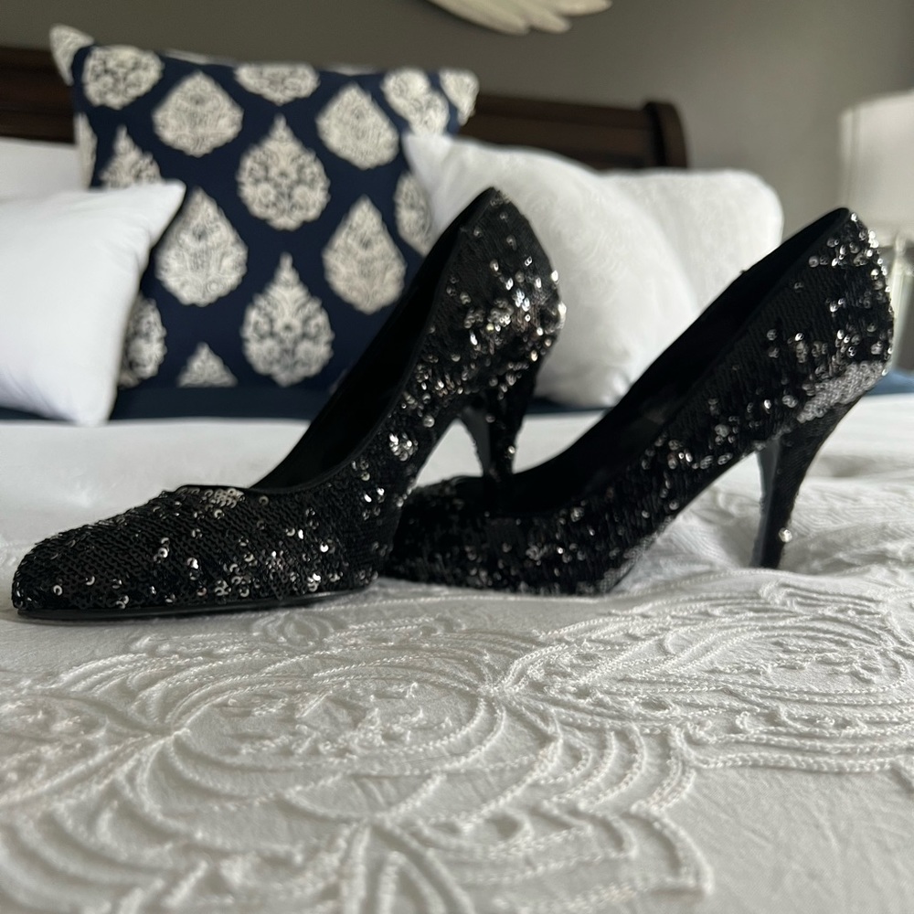 White House Black Market black sequin pumps / Size 9
